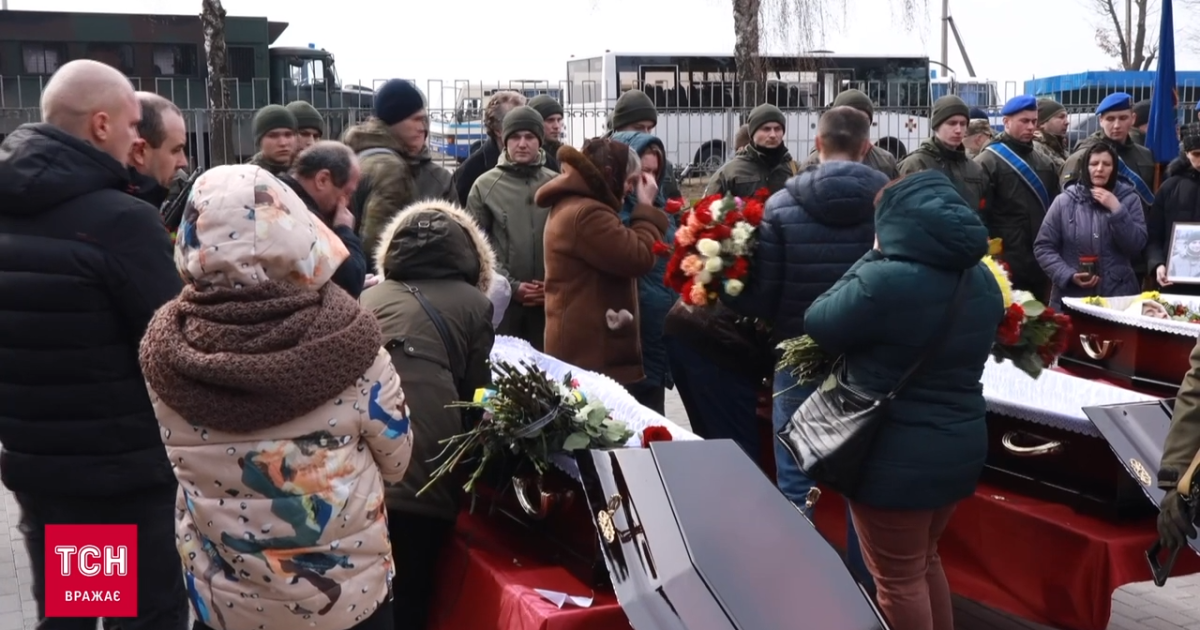 Защитников Украины в Ровно проводили в последний путь на коленях