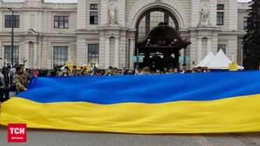 У Львові військовий оркестр на залізничному вокзалі виконав гімн України, щоб підтримати бойовий дух