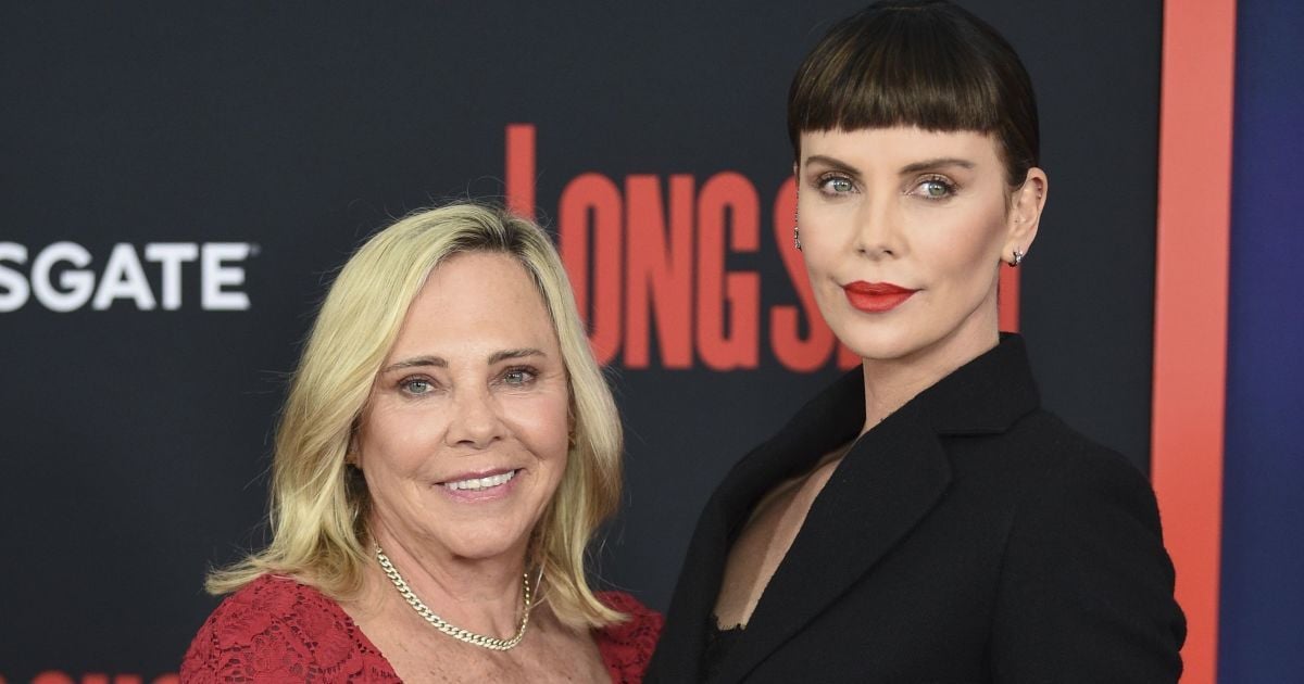 "Наша семья была не совсем здоровой": Шарлиз Терон подробно рассказала, как ее мать убила отца