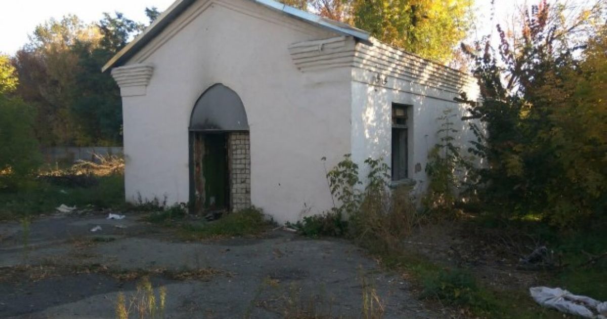 Будівля, в якій двоє студентів жорстоко побили безхатченків.
