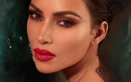 Теперь брюнетка: Ким Кардашьян с яркими губами позировала для нового фотосета