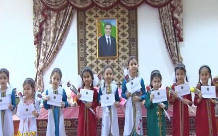 У Туркменістані дівчаток привітали з 8 Березня конвертами від президента