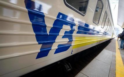 "Укрзалізниця" попередила про затримку майже десятка потягів через атаки РФ: перелік