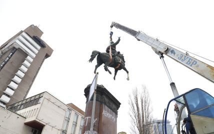 В Киеве демонтировали памятник Щорсу – подробности от КГГА (фото, видео)