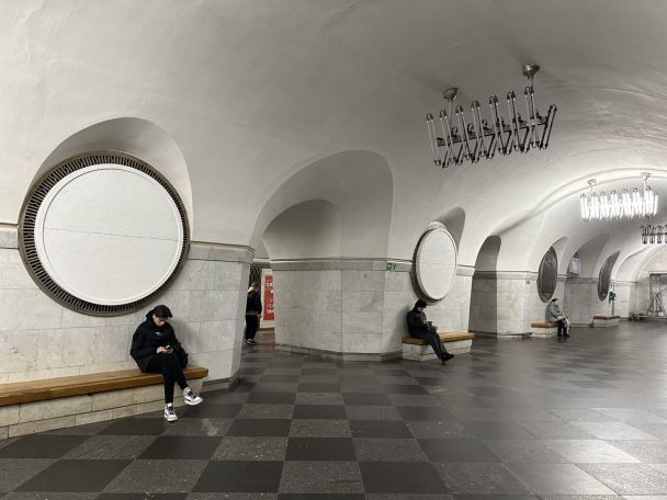 На метро "Вокзальная" маскируют коммунистическую символику