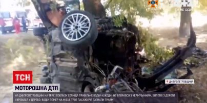 Новости Украины: в смятом в ДТП авто зажало троих человек, еще одного - выбросило на обочину
