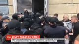 Штурм, распыление огнетушителя и задержанные: стычки произошли в Одесском медуниверситете