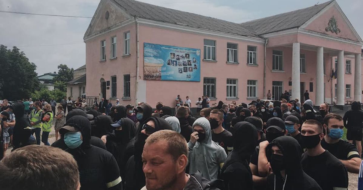 В нардепа "полетели камни", а главного копа госпитализировали: что известно о столкновениях в Березном