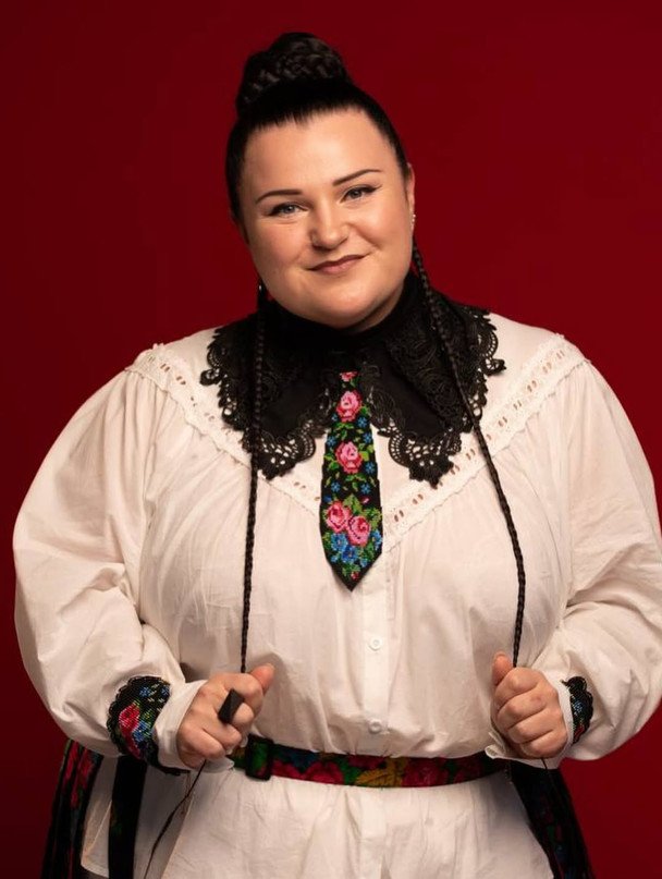 alyona alyona несподівано позбулася довгого волосся й стала блондинкою