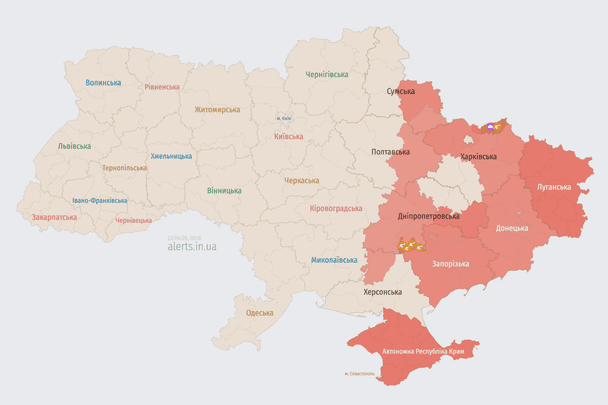 Масована атака дронів: ворог наносить удари по Україні зі сходу й півдня