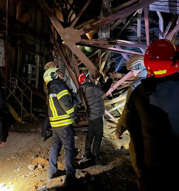 На аварійних об’єктах у Києві працює близько 600 рятувальників / © Ігор Клименко