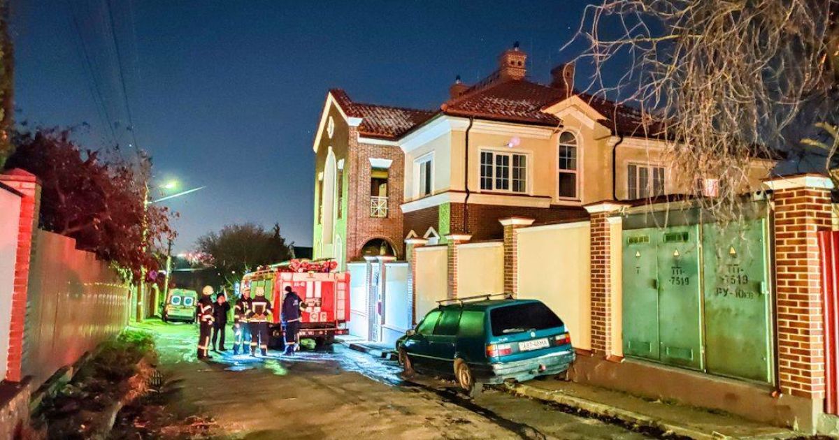 В Киеве горел частный дом: погибла пожилая женщина