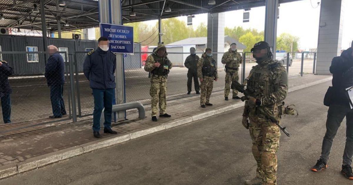 У Сумській області за перетин держкордону під час карантину брали по дві тисячі гривень з мікроавтобуса