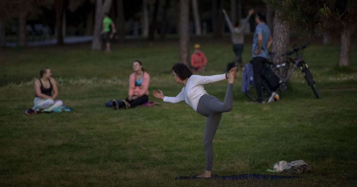 К парикмахерским выстроились очереди, а улицы заполонили люди: ослабление карантина в Испании в фото