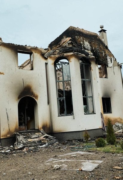 Зруйнований будинок в селі Мила на Київщині