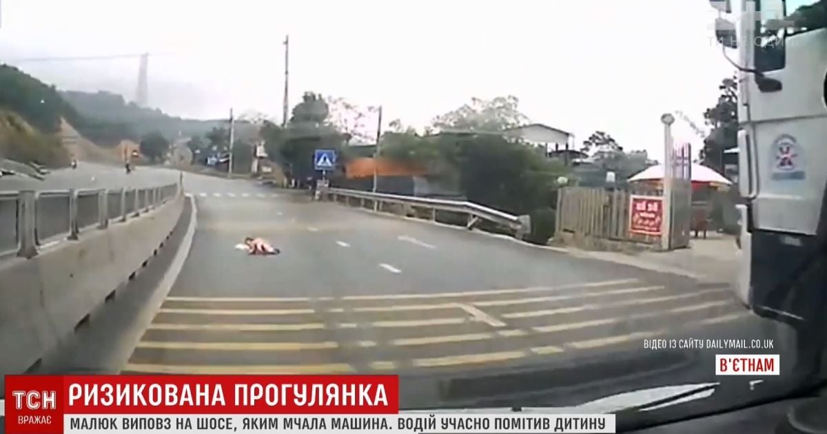 У В’єтнамі немовля виповзло на жваву автомобільну магістраль