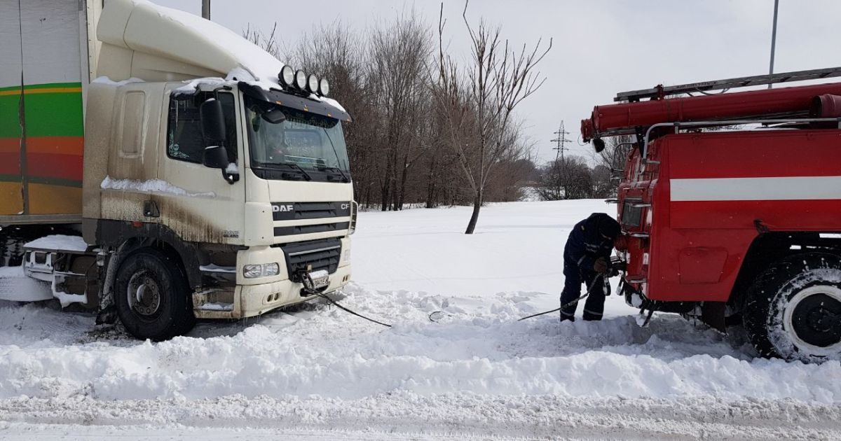В Одеській області у снігову пастку потрапили близько сотні вантажівок