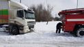 В Одеській області у снігову пастку потрапили близько сотні вантажівок