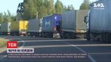 Сотни грузовиков стоят в очереди на пункте пропуска "Выступовичи"