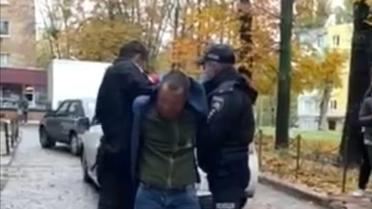 Под Киевом пьяный водитель на Ford влетел в припаркованный автомобиль и кинулся с кулаками на патрульных