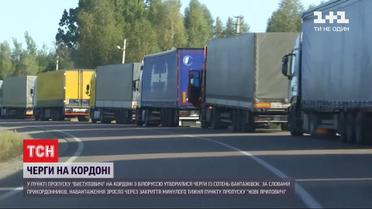 Сотни грузовиков стоят в очереди на пункте пропуска "Выступовичи"