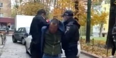 Под Киевом пьяный водитель на Ford влетел в припаркованный автомобиль и кинулся с кулаками на патрульных