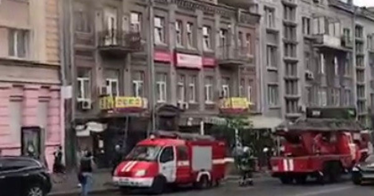 В центре Киева горит дом