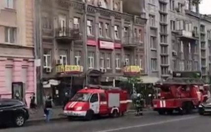 У центрі Києва палає будинок