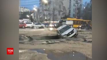 В центре Киева провалился асфальт из-за прорыва трубы с горячей водой