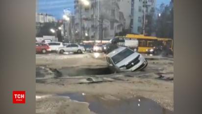 В центре Киева провалился асфальт из-за прорыва трубы с горячей водой