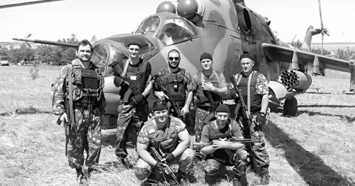 Бійці батальйону «Дніпро-1»: Роман Зіненко, Віталій Сова, Давид Гурцкая, Іван Курята, Віталій Пустовий, Анатолій Могила у селищі Сонцеве. Липень 2014 року
