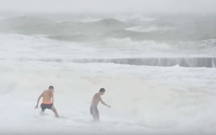 В Одессе двое экстремалов пошли купаться в штормовое море
