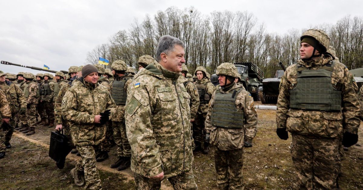 Порошенко поздравил военных с Днем Вооруженных сил Украины