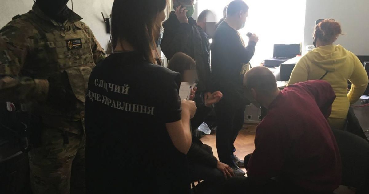 У Харкові фейкові "оператори" банків вкрали з рахунків абонентів сотні тисяч гривень: як працює шахрайська схема (фото)