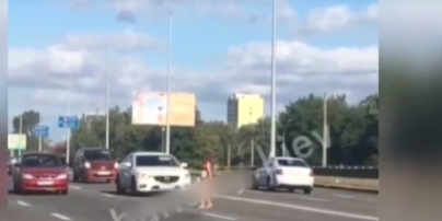 Одягнена лише у білизну: в Києві дівчина станцювала перед автомобілями на трасі (відео)