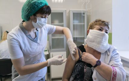 В Запорожье выстраиваются многочасовые очереди в центры вакцинации
