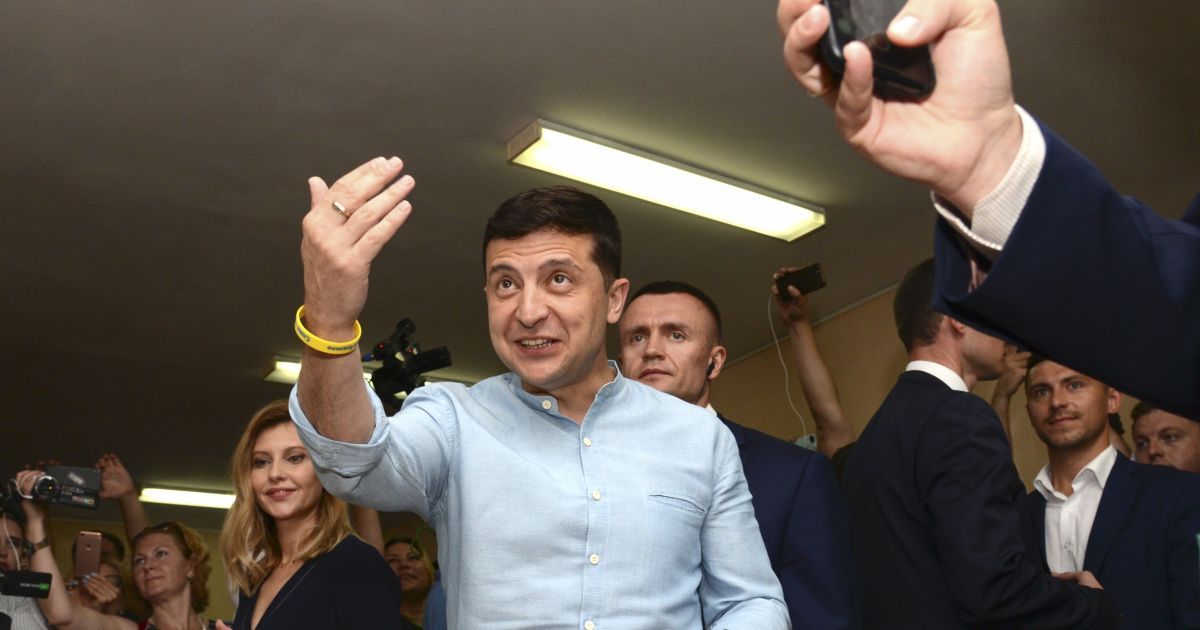 Желтые браслеты с рук Зеленского перешли к освобожденным морякам