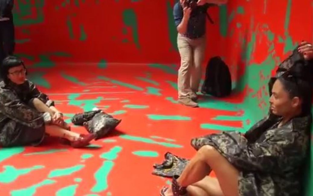 На биеннале украинские художники устроили "вежливый" перфоманс / © скриншот с видео