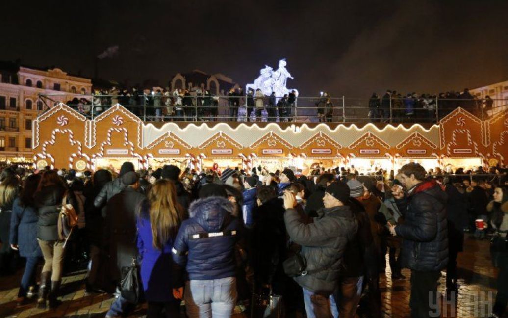 На День Святого Миколая у Києві запалили головну новорічну ялинку країни. / © УНІАН