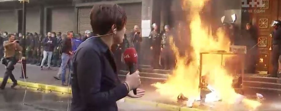Протест під ГПУ: активісти палять шини, які одразу заливають з прокуратури