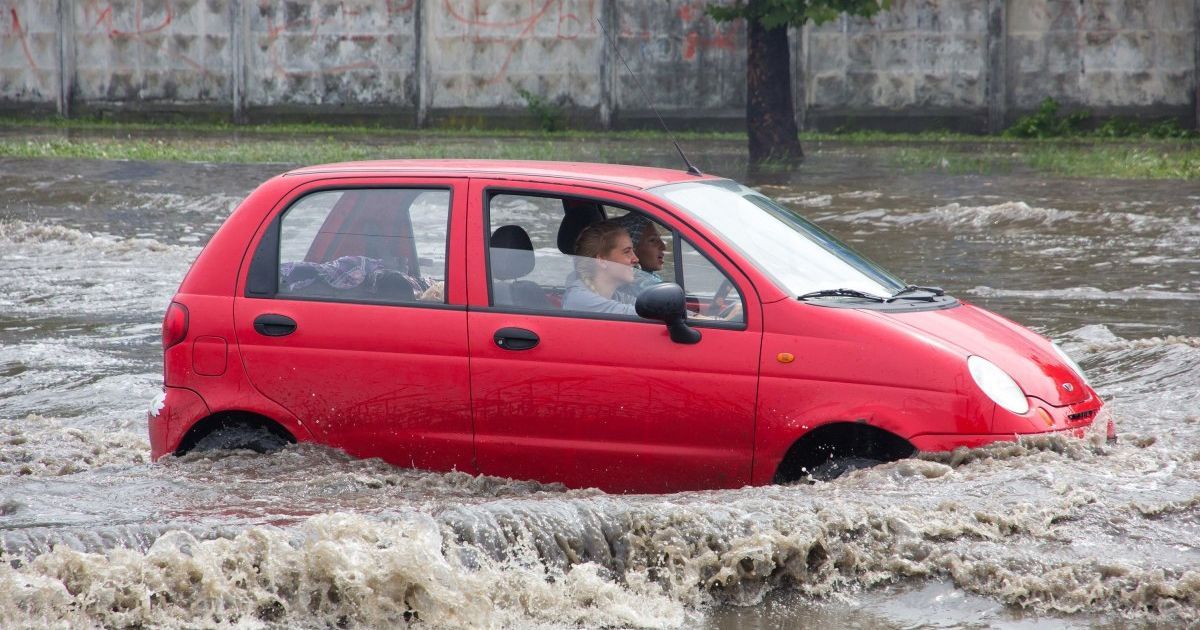 Затопленные авто и улицы: по Украине прокатились масштабные ливни