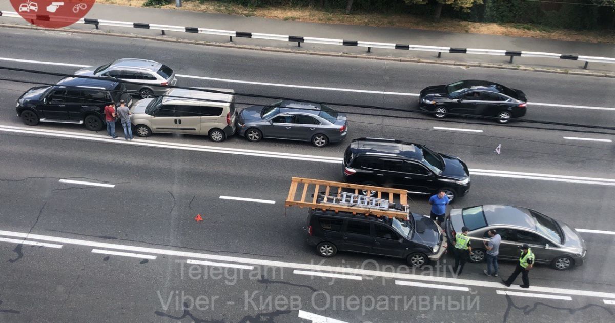 Одразу п'ять автівок зіштовхнулися на проспекті Валерія Лобановського у Києві