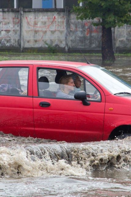 Затоплені авто та вулиці: Україною прокотились масштабні зливи
