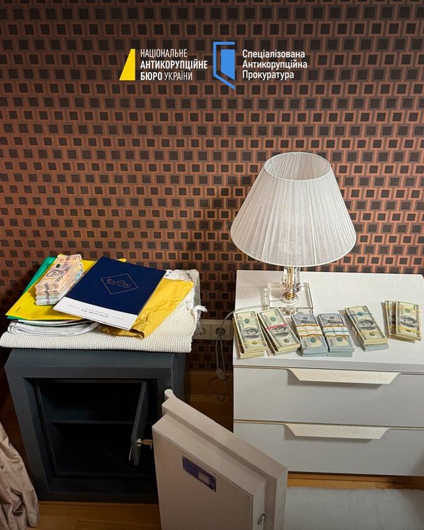 За даними НАБУ, за $250 тисяч зловмисники пропонували представникові товариства організувати запровадження санкцій РНБО проти компанії-конкурента / © НАБУ