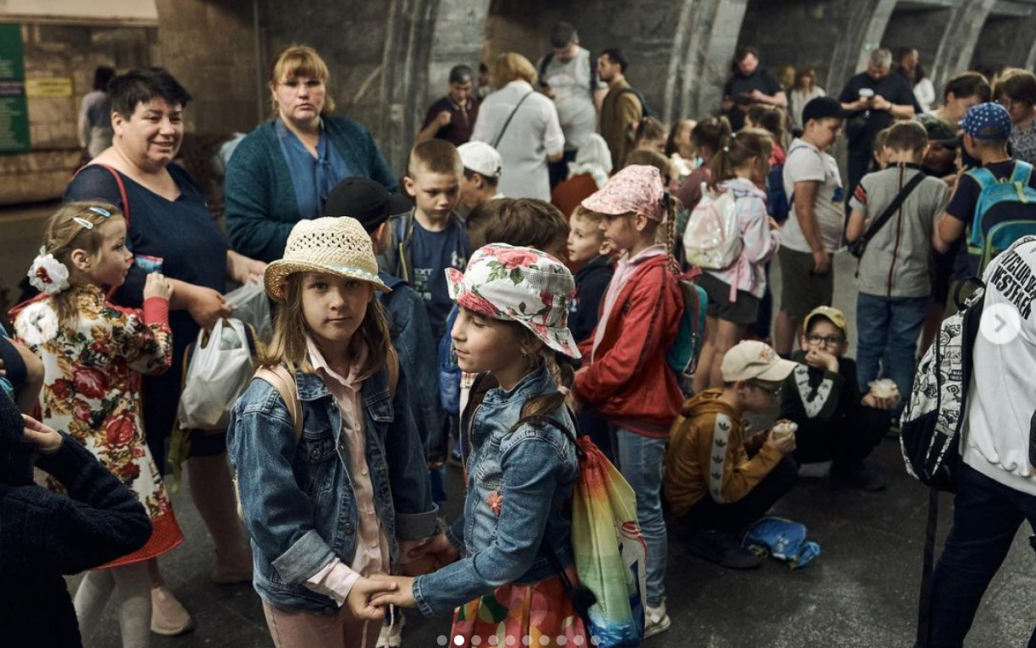 Як українці перечікували російську атаку по Києву у метро, зняли на фото / Фото: Костянтин і Влада Ліберови / © 