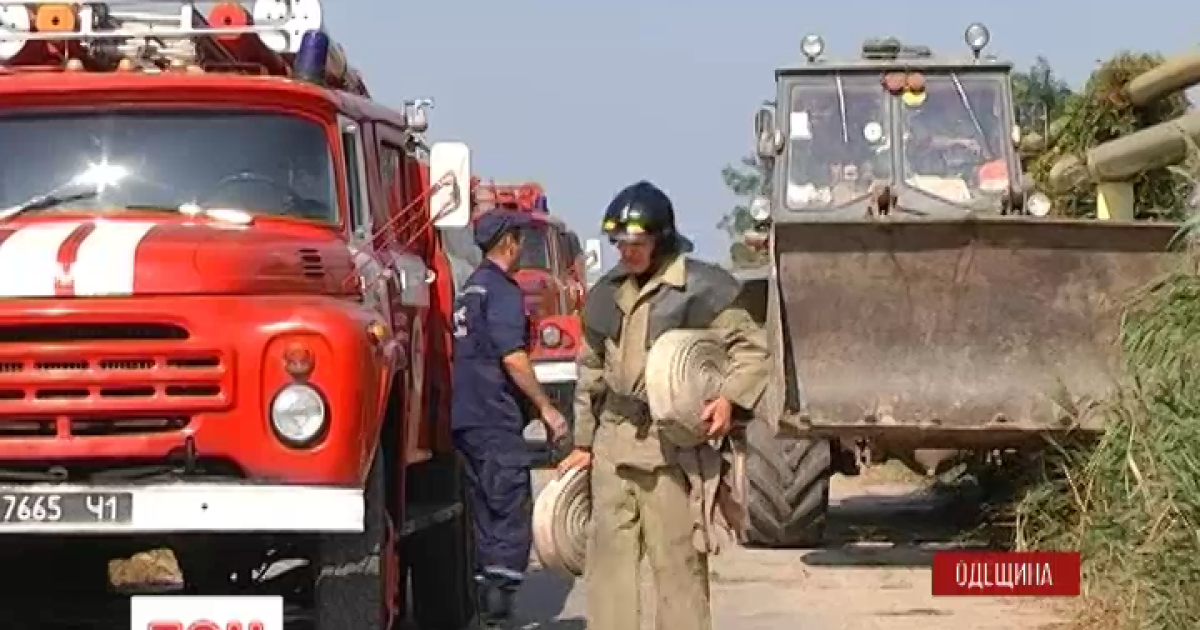 Рятувальники намагаються загасити пожежу