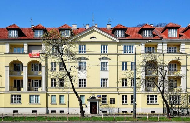 Будинок на ал. Незалежності, 223 у Варшаві, де в 1944 році Шпільман познайомився з Вільмом Хозенфельдом / Wikipedia
