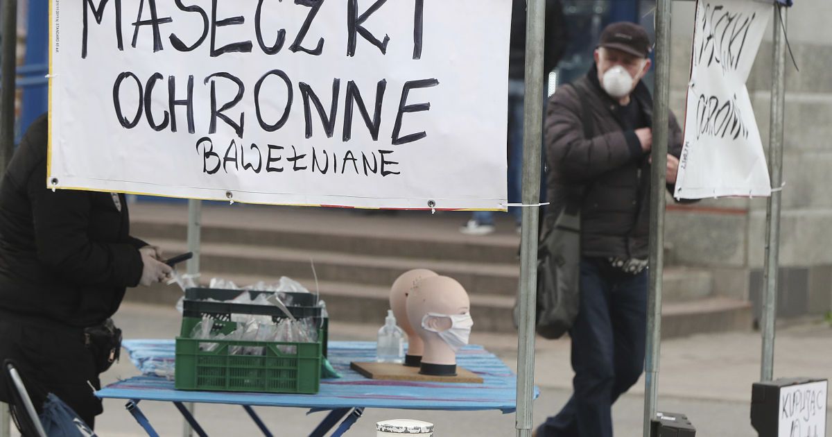 Борючись з нестачею захисних масок від поширення коронавірусу, приватна фірма продає бавовняні маски на вулиці у Варшаві.