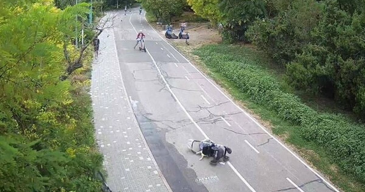 В Одессе велосипедист на скорости снес коляску с ребенком (фото)