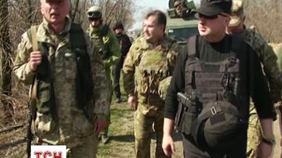 Турчинов и Полторак прибыли в наиболее обстреливаемую боевиками Авдеевки